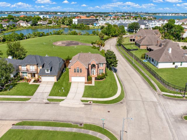 122 Marina Oaks Drive, Kemah, TX 77565