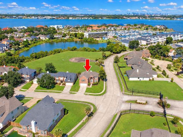 122 Marina Oaks Drive, Kemah, TX 77565