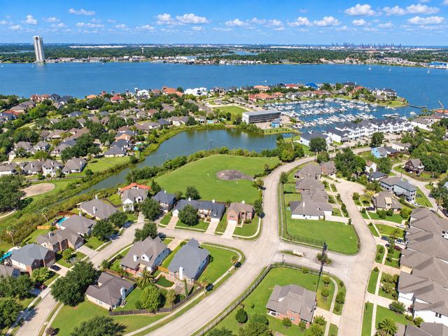 122 Marina Oaks Drive, Kemah, TX 77565