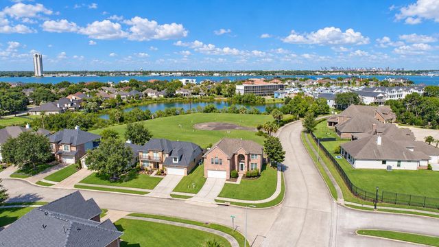 122 Marina Oaks Drive, Kemah, TX 77565