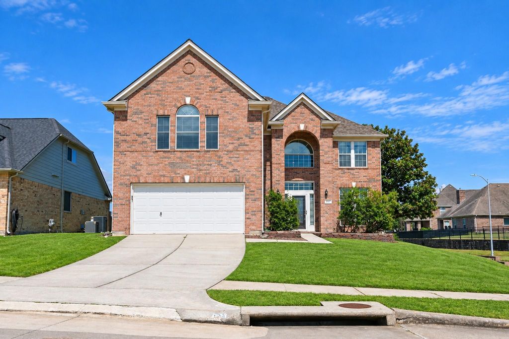 122 Marina Oaks Drive, Kemah, TX 77565