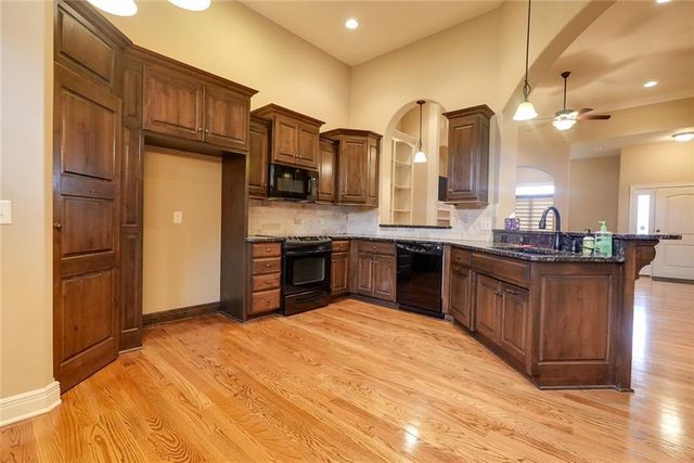 4118 NE Chapel Manor Court, Lee's Summit, MO 64064