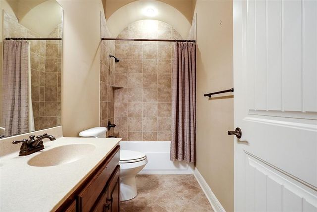 4118 NE Chapel Manor Court, Lee's Summit, MO 64064