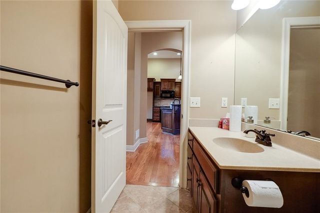 4118 NE Chapel Manor Court, Lee's Summit, MO 64064