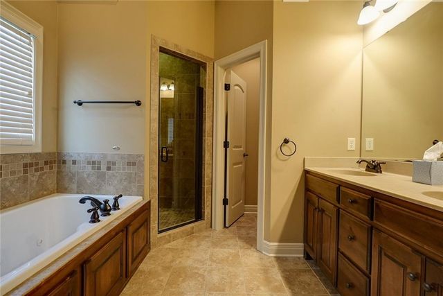 4118 NE Chapel Manor Court, Lee's Summit, MO 64064