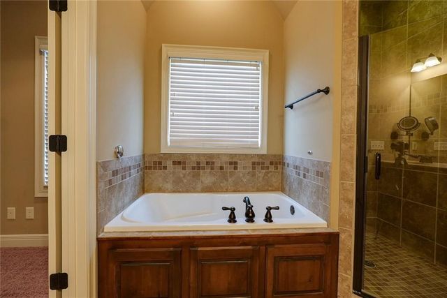 4118 NE Chapel Manor Court, Lee's Summit, MO 64064