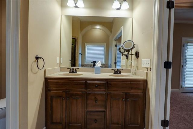 4118 NE Chapel Manor Court, Lee's Summit, MO 64064