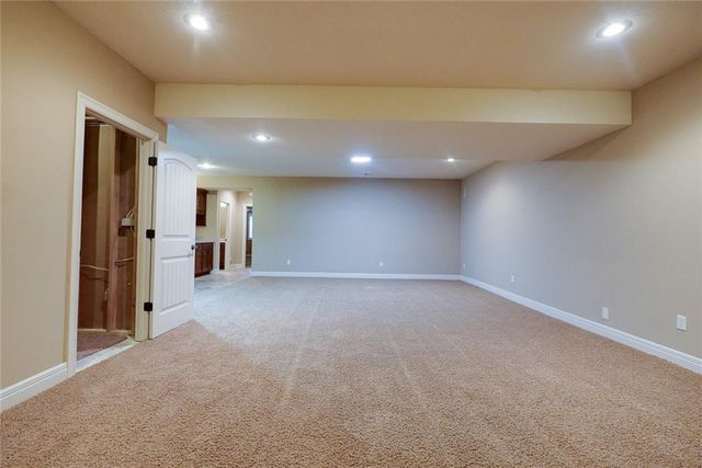 4118 NE Chapel Manor Court, Lee's Summit, MO 64064