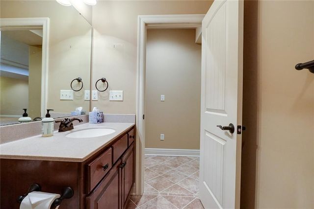 4118 NE Chapel Manor Court, Lee's Summit, MO 64064