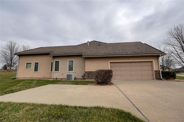 4118 NE Chapel Manor Court, Lee's Summit, MO 64064