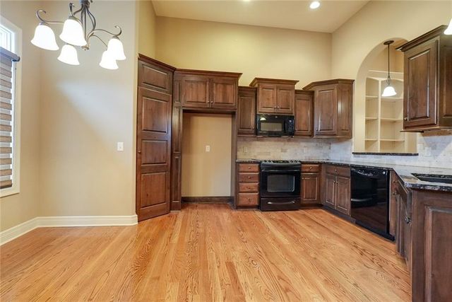 4118 NE Chapel Manor Court, Lee's Summit, MO 64064