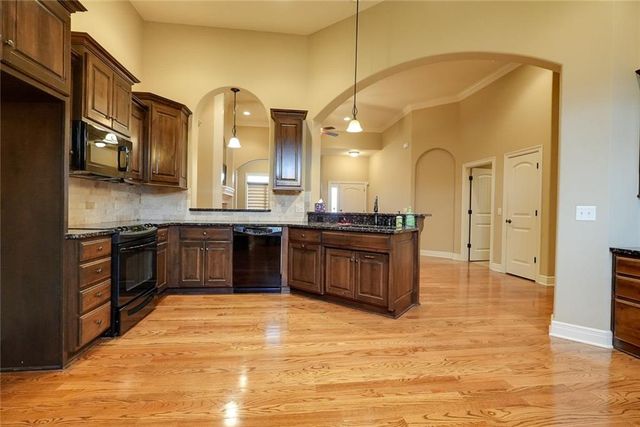 4118 NE Chapel Manor Court, Lee's Summit, MO 64064