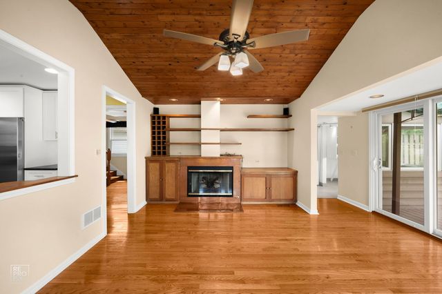 3315 S Riverdale Road, Mchenry, IL 60051
