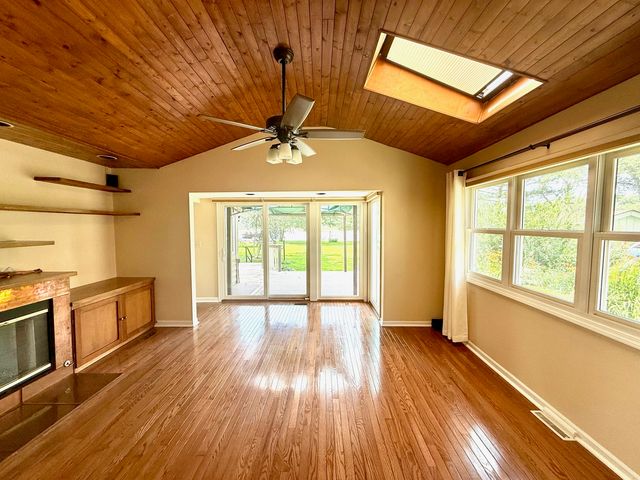 3315 S Riverdale Road, Mchenry, IL 60051
