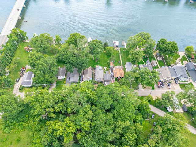 3315 S Riverdale Road, Mchenry, IL 60051