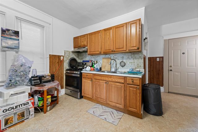 3321 Holbrook Street, Hamtramck, MI 48212