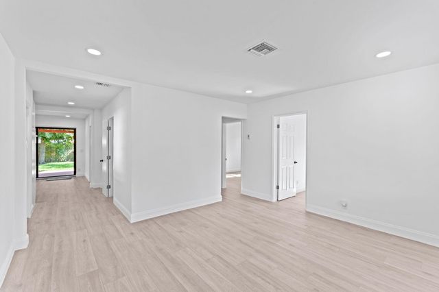 699 NE 40th Street, Oakland Park, FL 33334