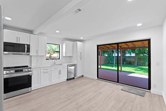 699 NE 40th Street, Oakland Park, FL 33334