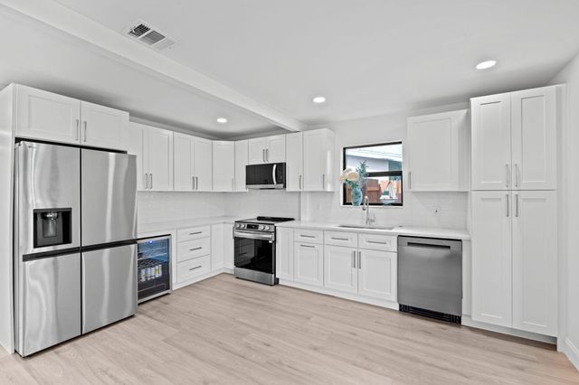 699 NE 40th Street, Oakland Park, FL 33334