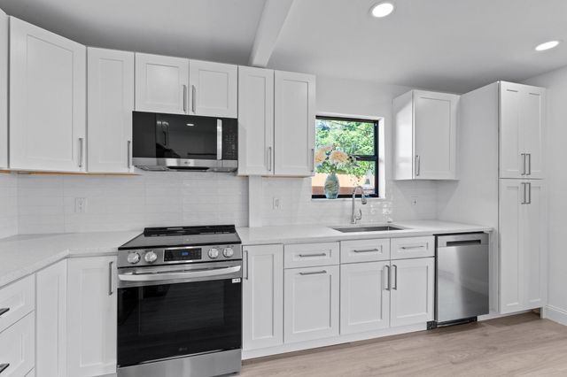 699 NE 40th Street, Oakland Park, FL 33334