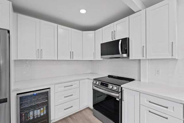 699 NE 40th Street, Oakland Park, FL 33334