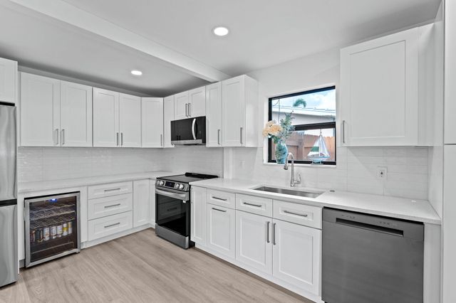 699 NE 40th Street, Oakland Park, FL 33334