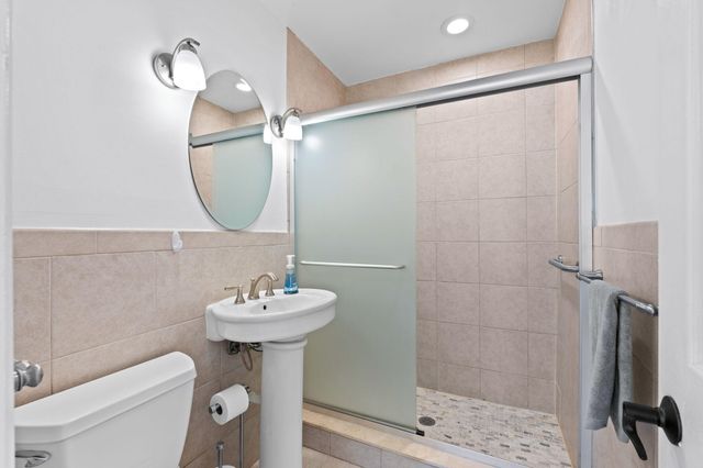 699 NE 40th Street, Oakland Park, FL 33334