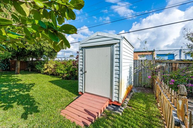 699 NE 40th Street, Oakland Park, FL 33334