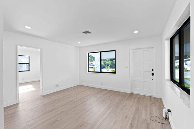 699 NE 40th Street, Oakland Park, FL 33334