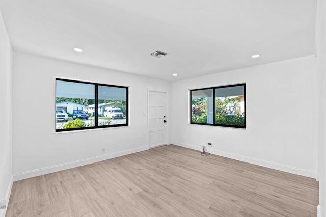 699 NE 40th Street, Oakland Park, FL 33334