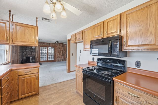 518 Fox Run Court, Mannford, OK 74044