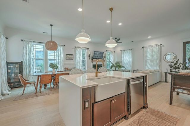 1032 Avenue Of Oaks, Charleston, SC 29407