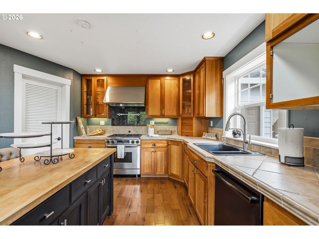 16800 Nw ELLIOT Rd, Portland, OR 97231