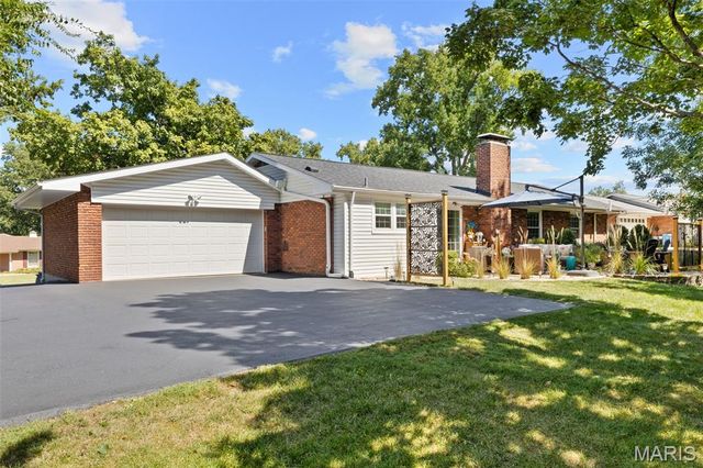 11958 Rocky Drive, Creve Coeur, MO 63141