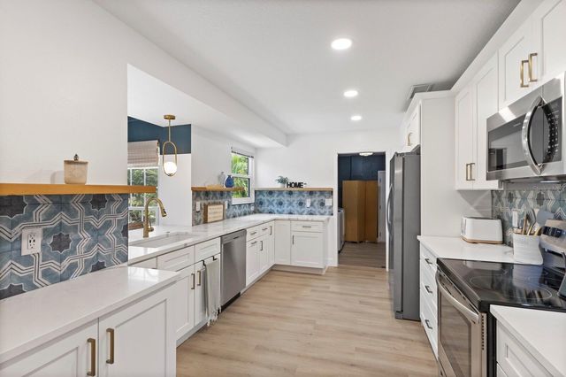 6410 38TH AVENUE CIRCLE W, Bradenton, FL 34209