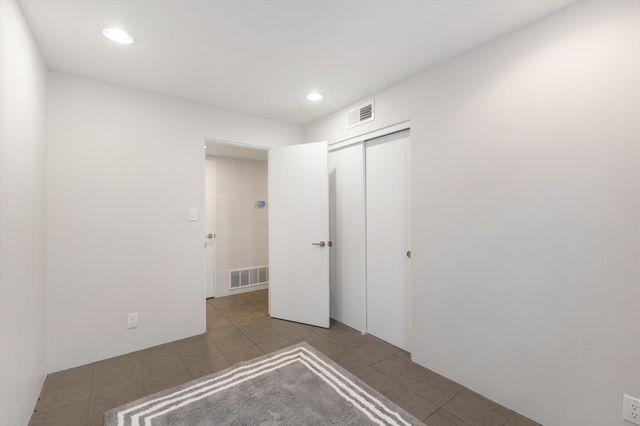 905 56th Street NW, Albuquerque, NM 87105