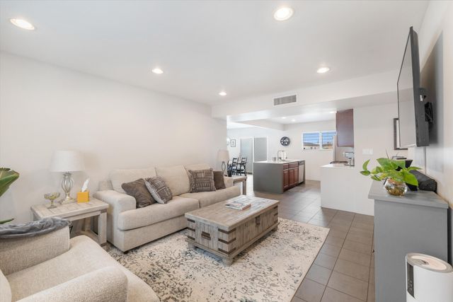 905 56th Street NW, Albuquerque, NM 87105