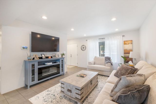 905 56th Street NW, Albuquerque, NM 87105