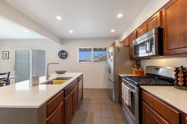 905 56th Street NW, Albuquerque, NM 87105