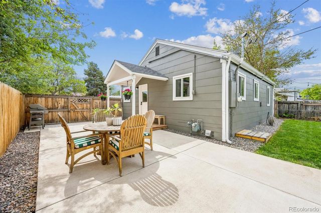 915 Newark Street, Aurora, CO 80010