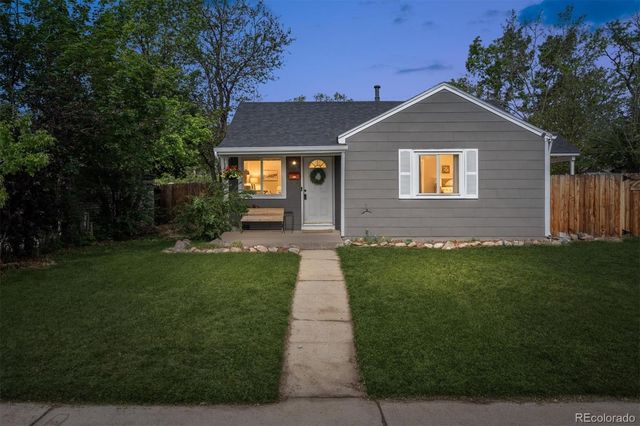 915 Newark Street, Aurora, CO 80010