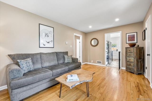 915 Newark Street, Aurora, CO 80010
