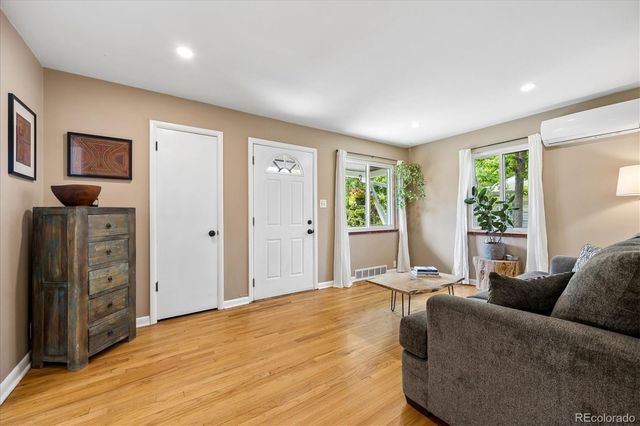 915 Newark Street, Aurora, CO 80010