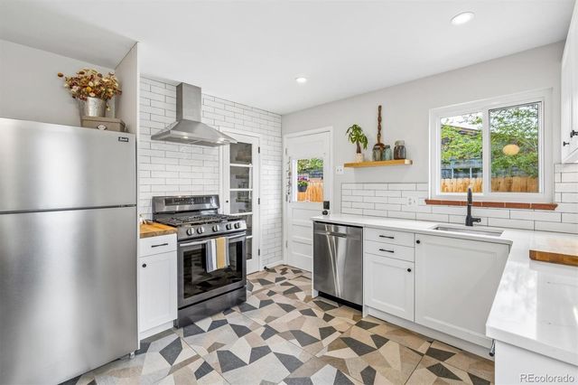 915 Newark Street, Aurora, CO 80010