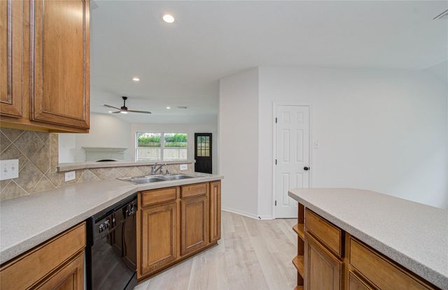 2030 Creek Shore Lane, Pearland, TX 77581