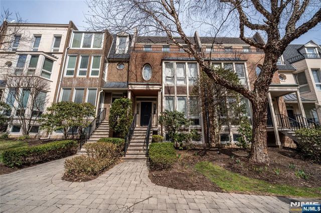 130 Kensington Drive, Fort Lee, NJ 07024