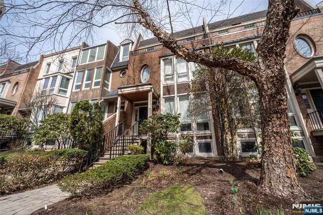 130 Kensington Drive, Fort Lee, NJ 07024