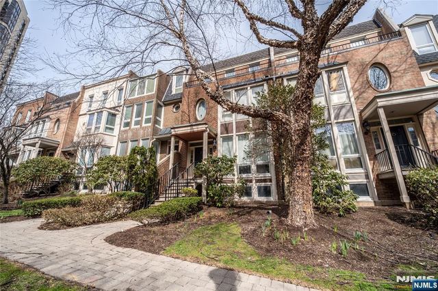 130 Kensington Drive, Fort Lee, NJ 07024
