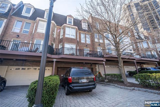 130 Kensington Drive, Fort Lee, NJ 07024
