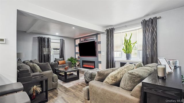 1634 N Gardiner Drive, Bay Shore, NY 11706